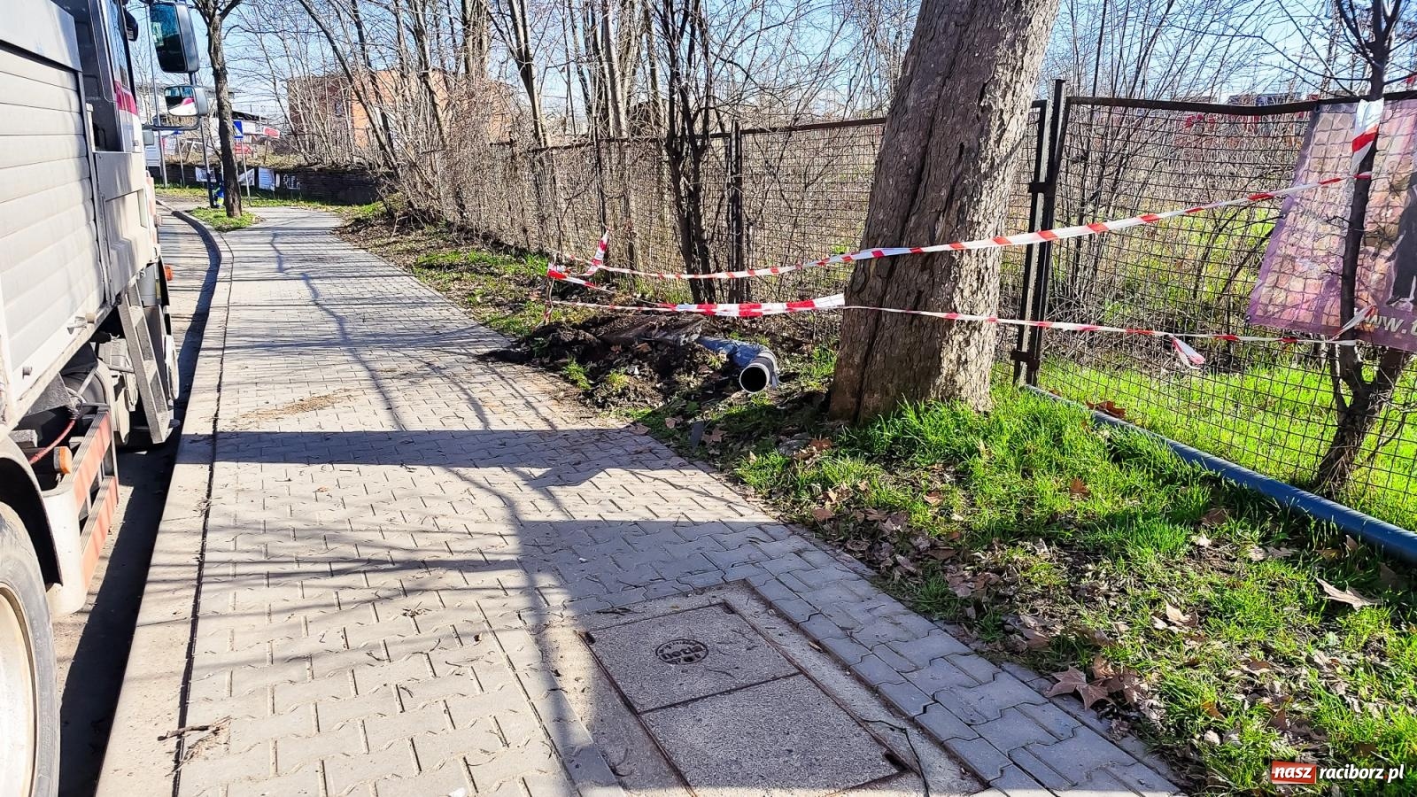 Zdjęcie w galerii na portalu naszraciborz.pl: Zasnął za kierownicą i skosił latarnię wiadomości z regionu