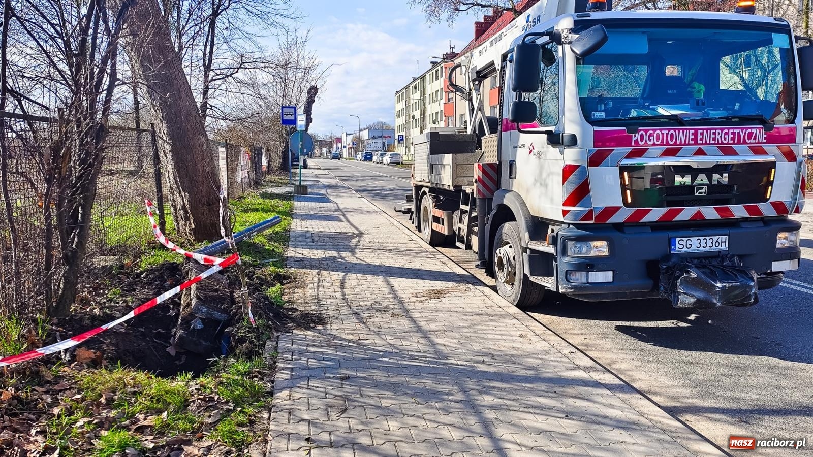 Zdjęcie w galerii na portalu naszraciborz.pl: Zasnął za kierownicą i skosił latarnię wiadomości z regionu