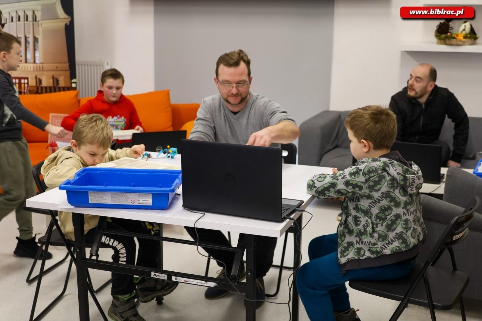 Zdjęcie w galerii na portalu naszraciborz.pl: Klub Ojca w bibliotece – sobota konstruktorów wiadomości z regionu