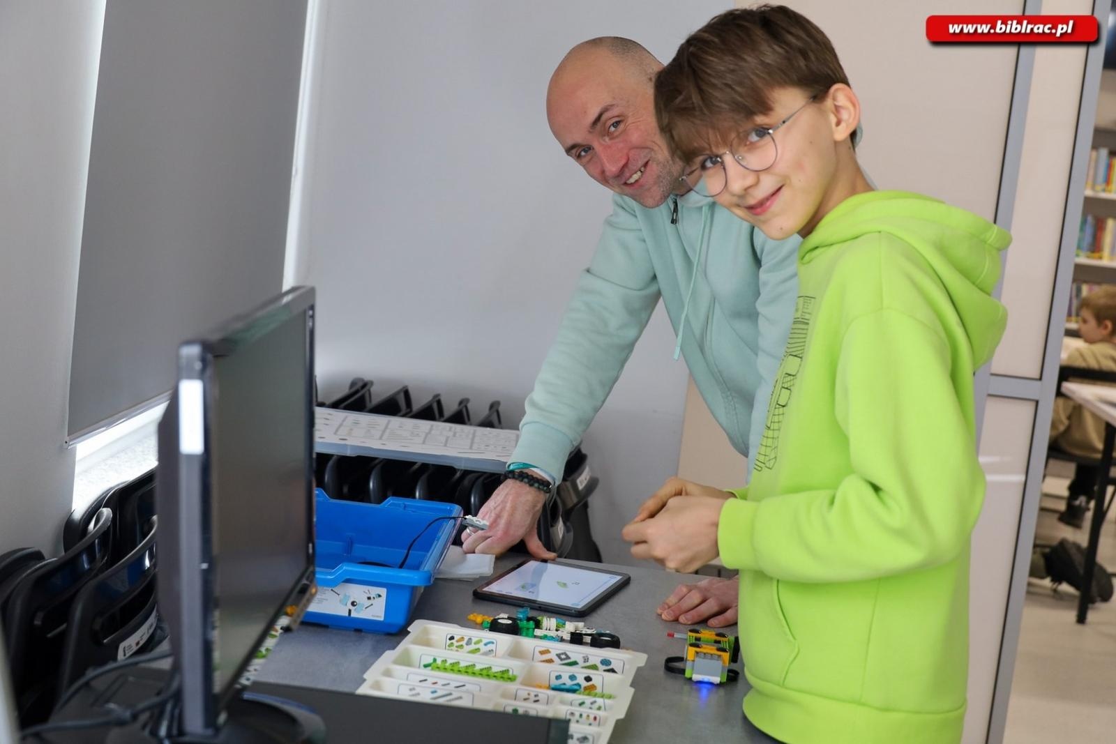 Zdjęcie w galerii na portalu naszraciborz.pl: Klub Ojca w bibliotece – sobota konstruktorów wiadomości z regionu