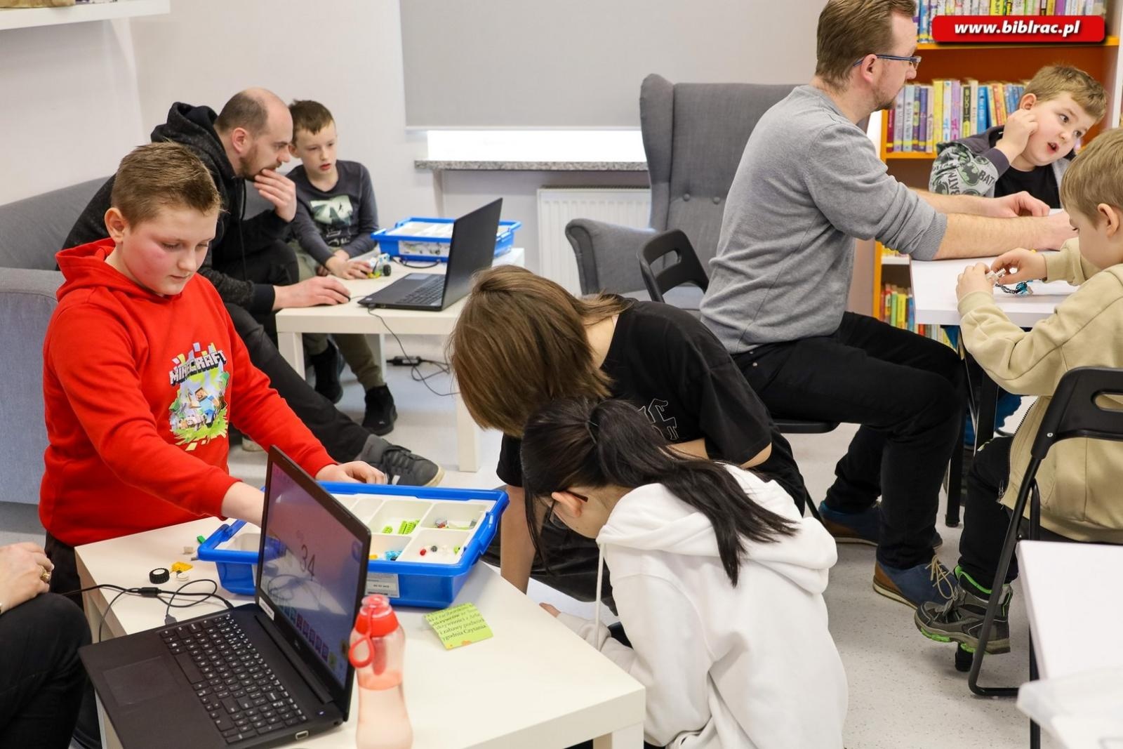 Zdjęcie w galerii na portalu naszraciborz.pl: Klub Ojca w bibliotece – sobota konstruktorów wiadomości z regionu