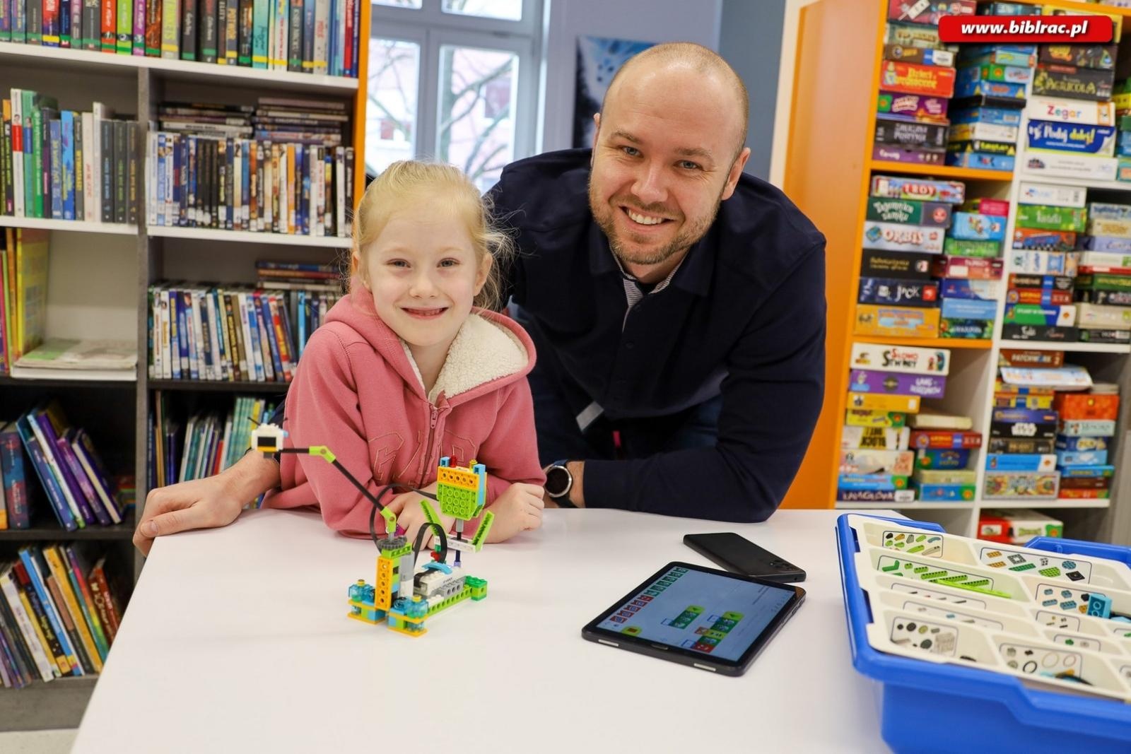 Zdjęcie w galerii na portalu naszraciborz.pl: Klub Ojca w bibliotece – sobota konstruktorów wiadomości z regionu
