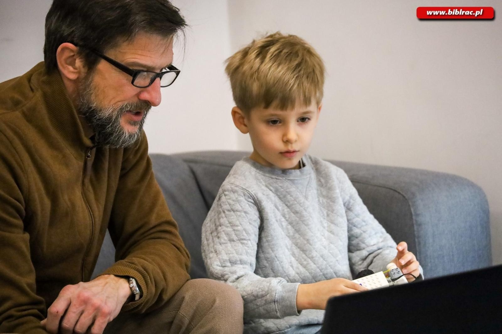 Zdjęcie w galerii na portalu naszraciborz.pl: Klub Ojca w bibliotece – sobota konstruktorów wiadomości z regionu