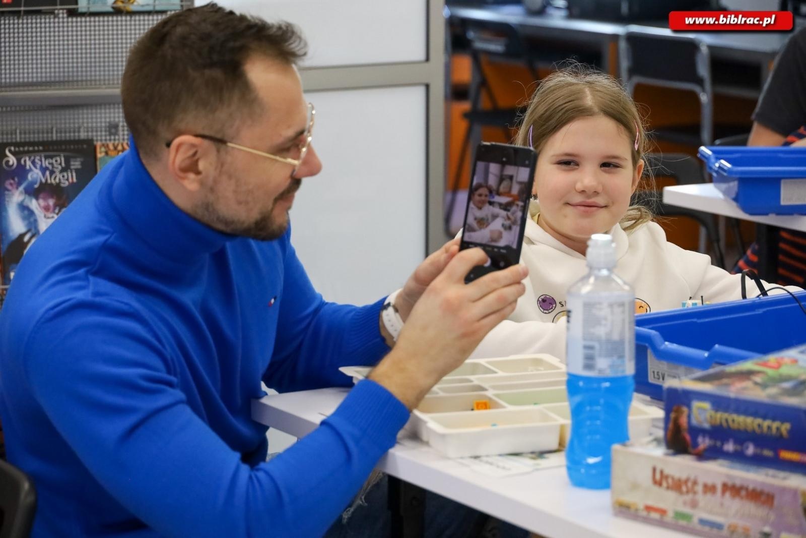 Zdjęcie w galerii na portalu naszraciborz.pl: Klub Ojca w bibliotece – sobota konstruktorów wiadomości z regionu