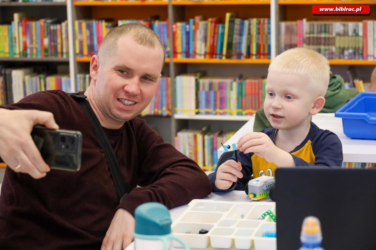 Zdjęcie w galerii na portalu naszraciborz.pl: Klub Ojca w bibliotece – sobota konstruktorów wiadomości z regionu