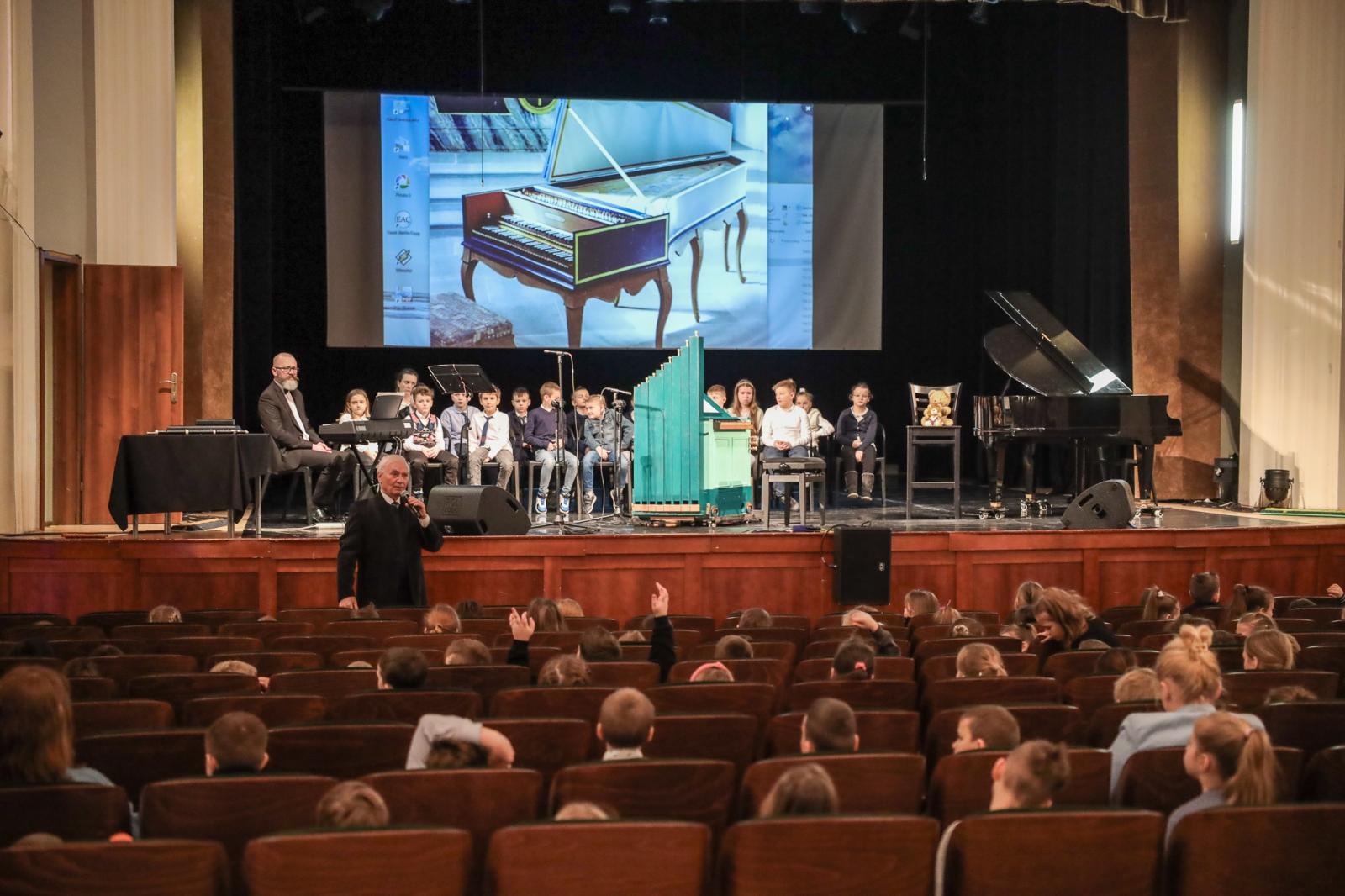 Zdjęcie w galerii na portalu naszraciborz.pl: Muzyka dawna na koncertach umuzykalniających w RCK wiadomości z regionu