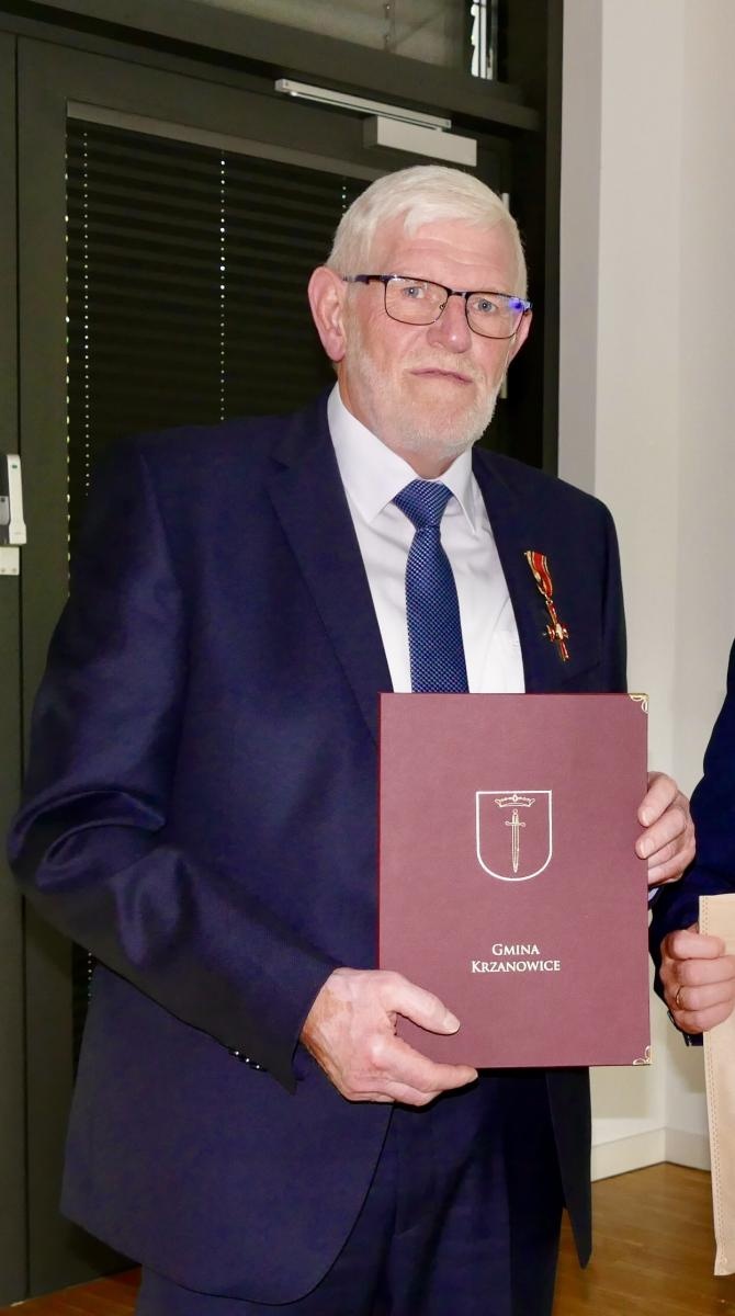 Zdjęcie w galerii na portalu naszraciborz.pl: Krzyż Pro Ecclesia et Pontifice w Kościele pw. Św. Wacława w Krzanowicach wiadomości z regionu