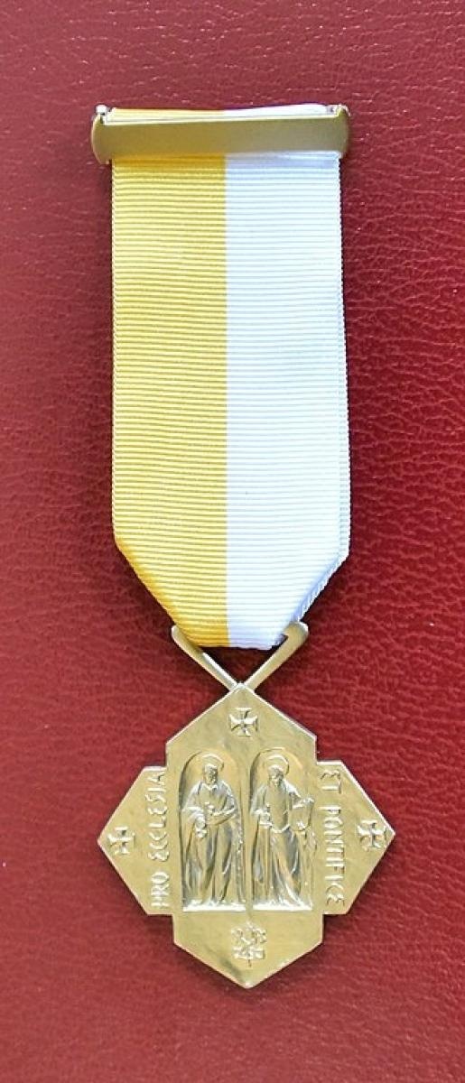 Zdjęcie w galerii na portalu naszraciborz.pl: Krzyż Pro Ecclesia et Pontifice w Kościele pw. Św. Wacława w Krzanowicach wiadomości z regionu