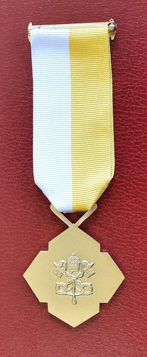 Zdjęcie w galerii na portalu naszraciborz.pl: Krzyż Pro Ecclesia et Pontifice w Kościele pw. Św. Wacława w Krzanowicach wiadomości z regionu