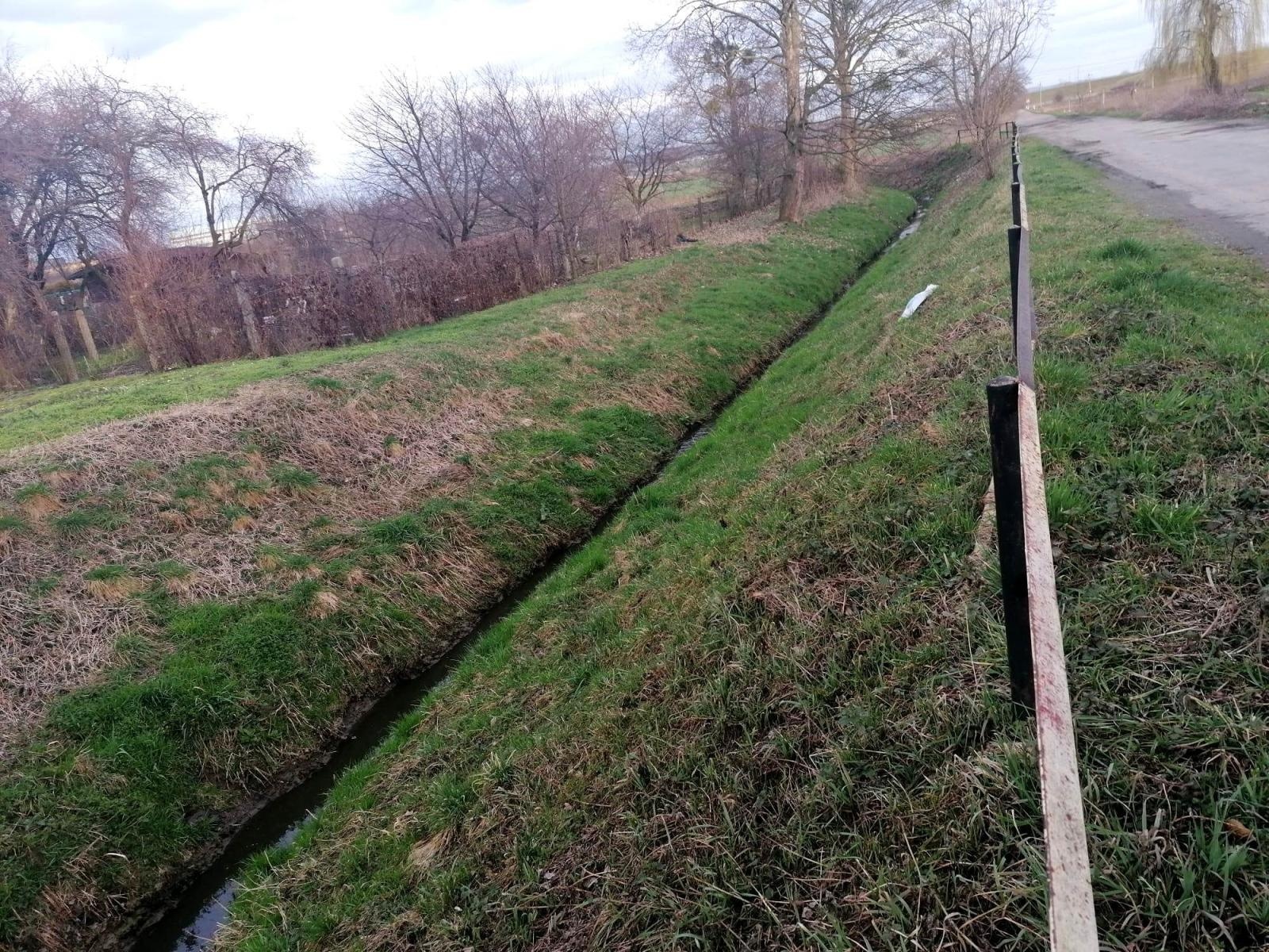 Zdjęcie w galerii na portalu naszraciborz.pl: Nieznana substancja wpływała do Odry. Wędkarze oburzeni wiadomości z regionu