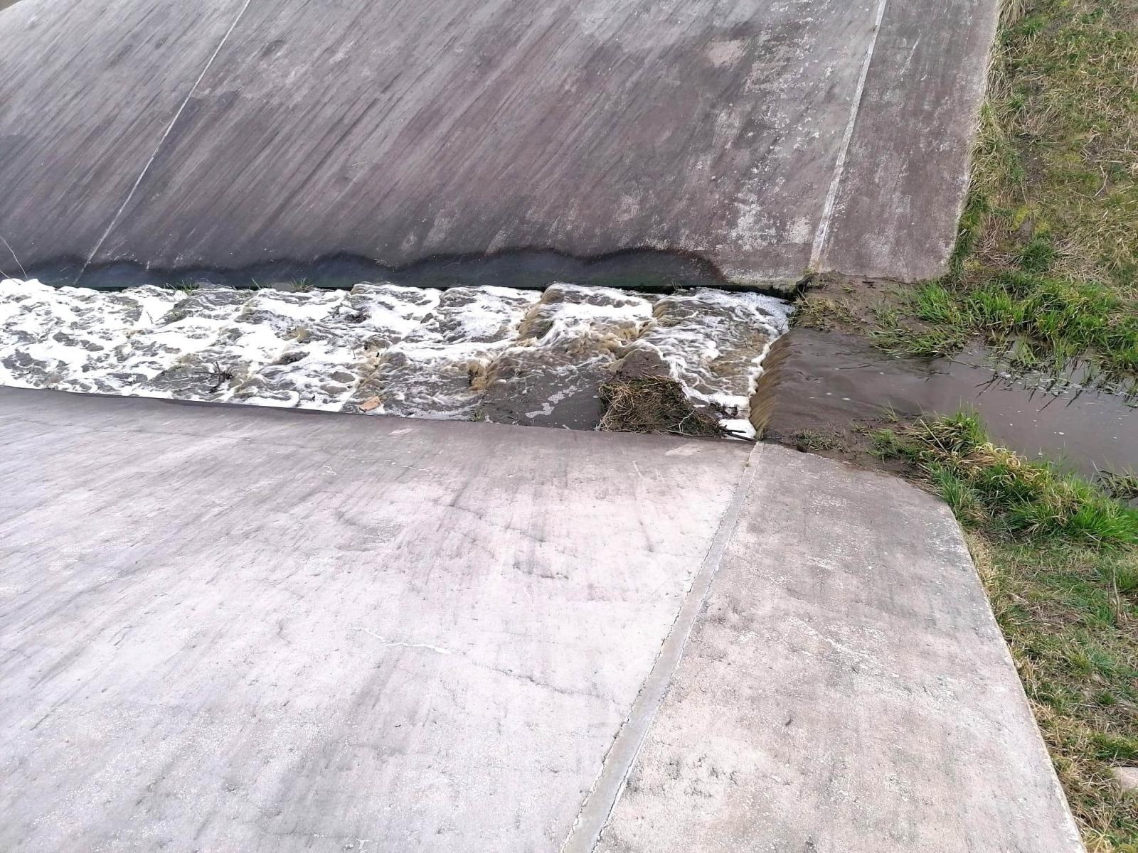 Zdjęcie w galerii na portalu naszraciborz.pl: Nieznana substancja wpływała do Odry. Wędkarze oburzeni wiadomości z regionu