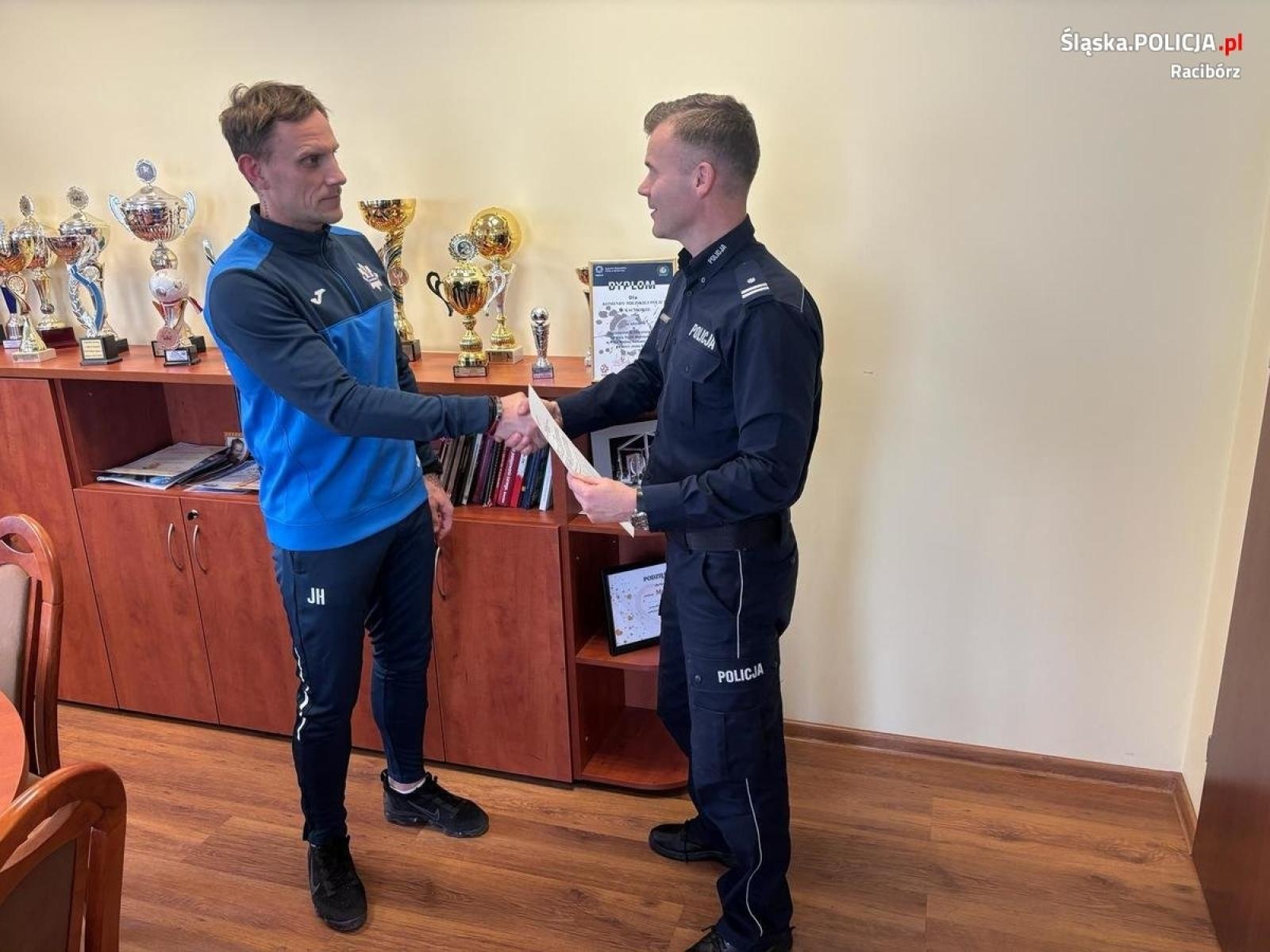 Zdjęcie w galerii na portalu naszraciborz.pl: Dwa dni urlopu za dobry wynik na turnieju i wzorową służbę wiadomości z regionu