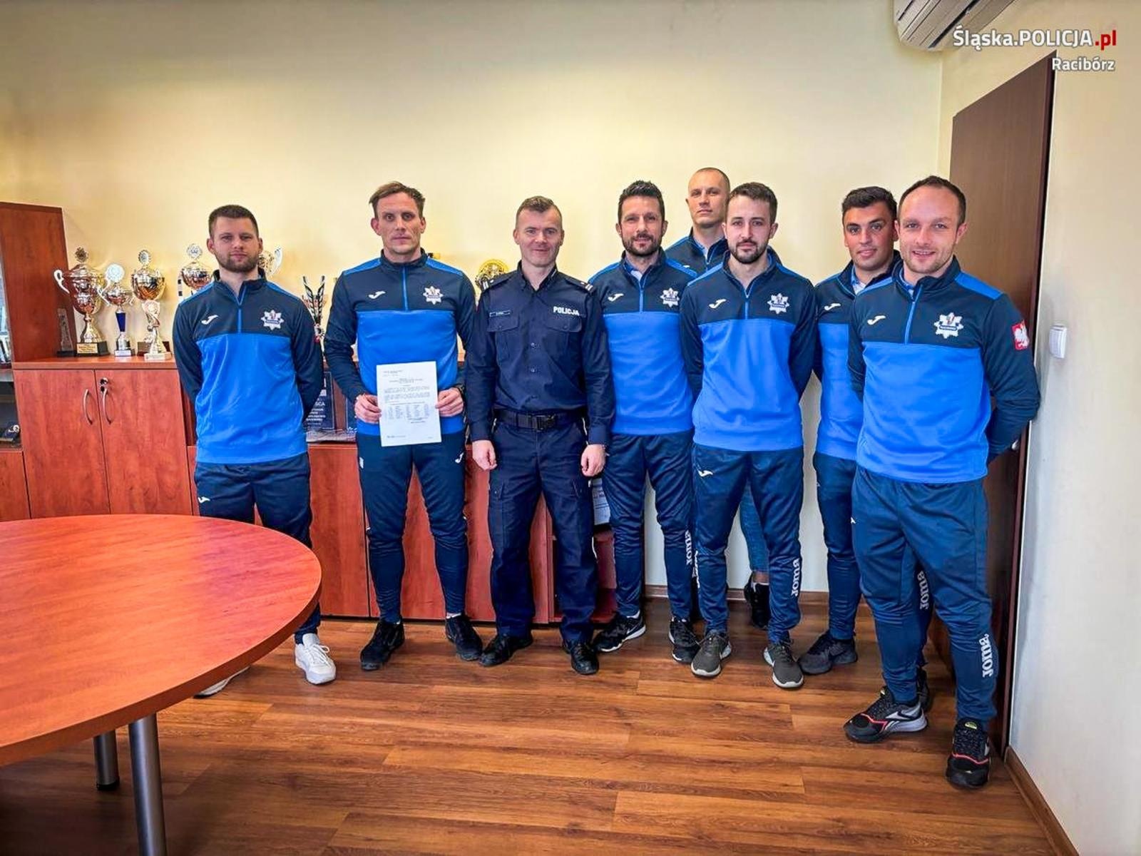 Zdjęcie w galerii na portalu naszraciborz.pl: Dwa dni urlopu za dobry wynik na turnieju i wzorową służbę wiadomości z regionu