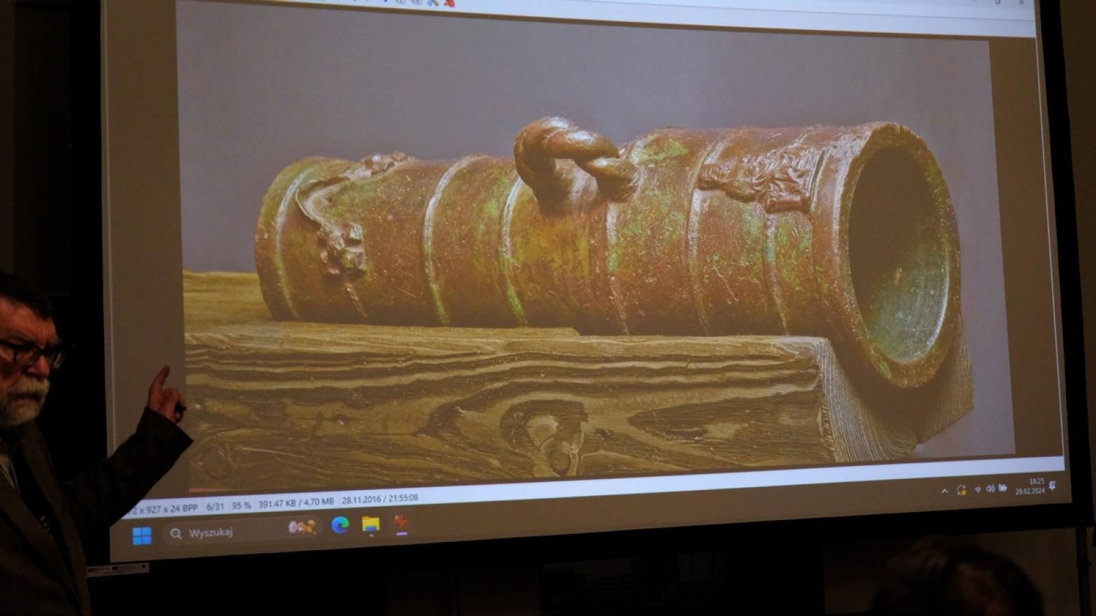 Zdjęcie w galerii na portalu naszraciborz.pl: Muzeum w Raciborzu pokazało kolekcję swojej broni wiadomości z regionu