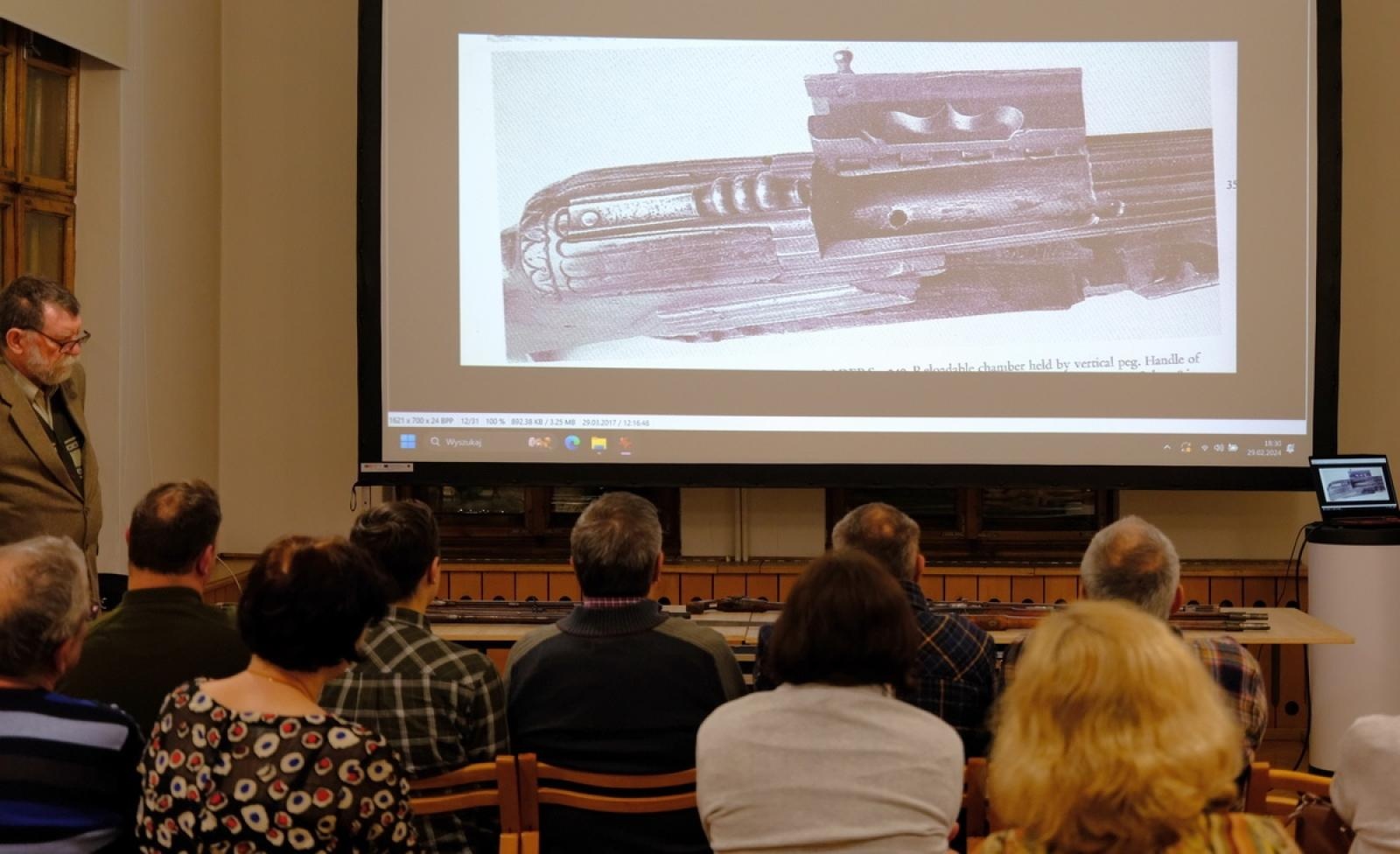 Zdjęcie w galerii na portalu naszraciborz.pl: Muzeum w Raciborzu pokazało kolekcję swojej broni wiadomości z regionu