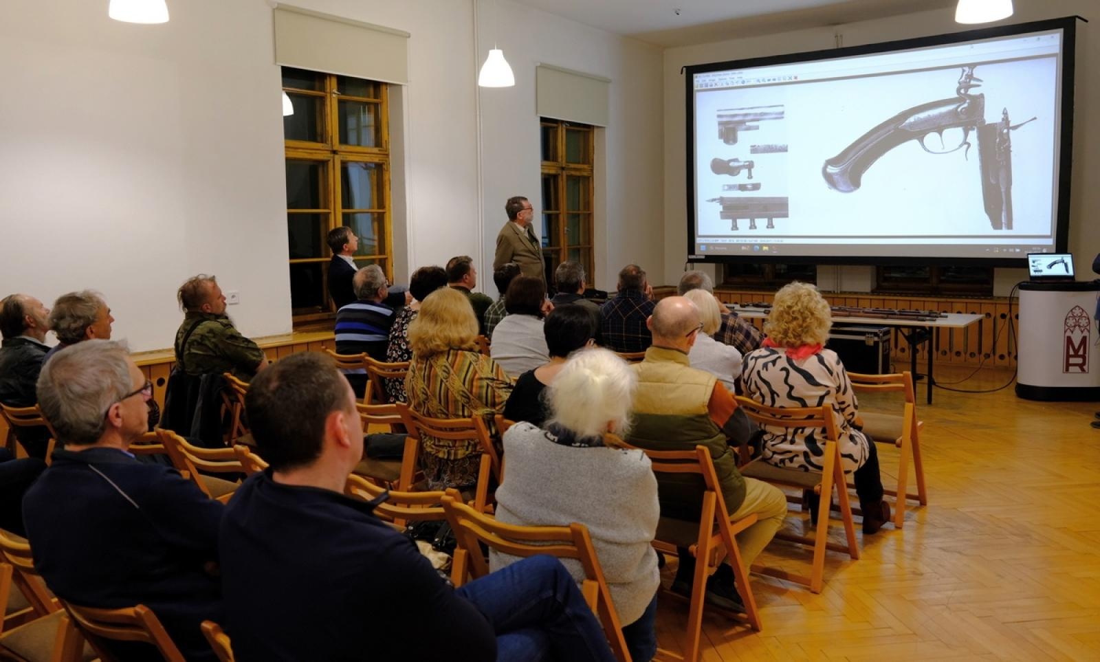 Zdjęcie w galerii na portalu naszraciborz.pl: Muzeum w Raciborzu pokazało kolekcję swojej broni wiadomości z regionu