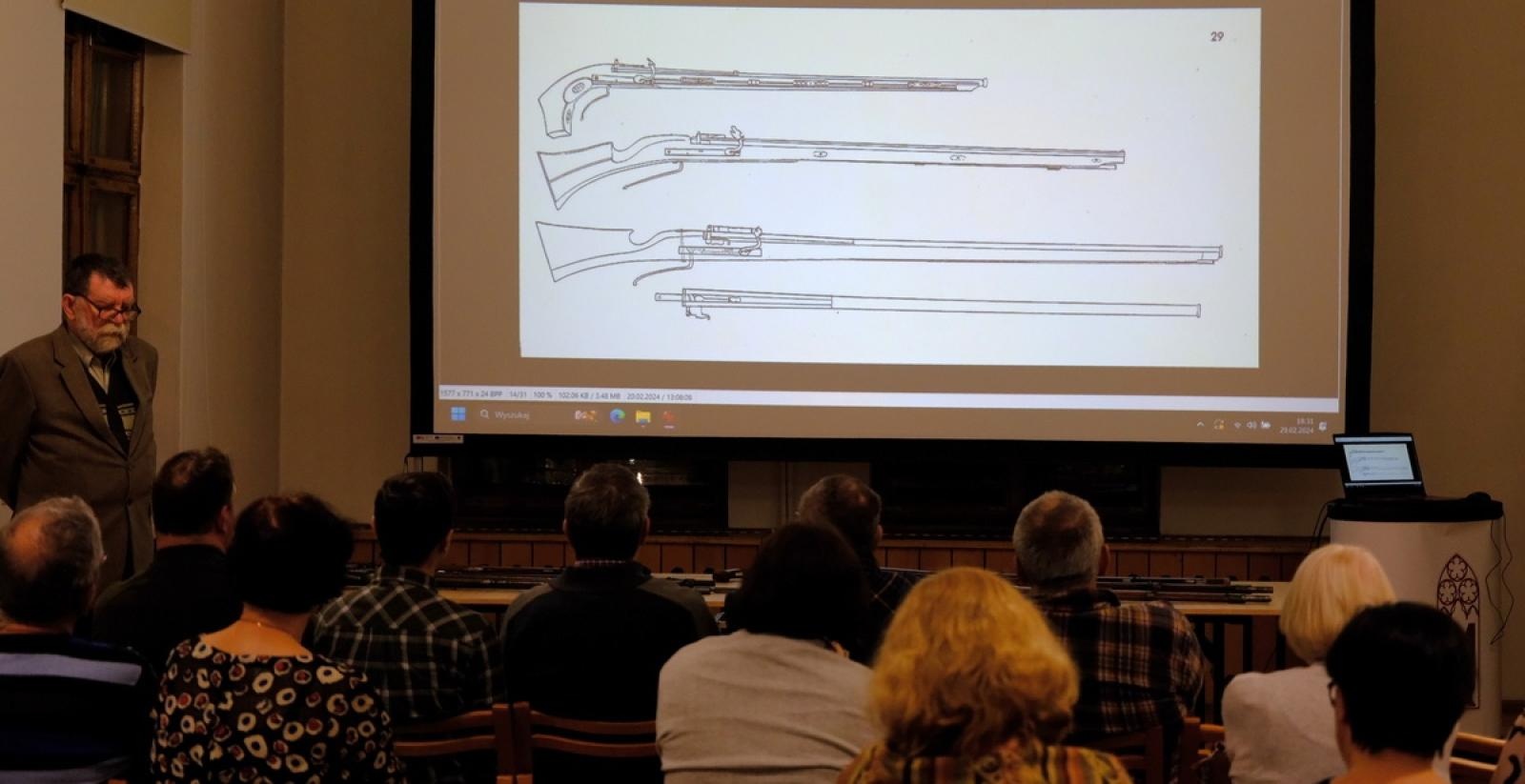 Zdjęcie w galerii na portalu naszraciborz.pl: Muzeum w Raciborzu pokazało kolekcję swojej broni wiadomości z regionu