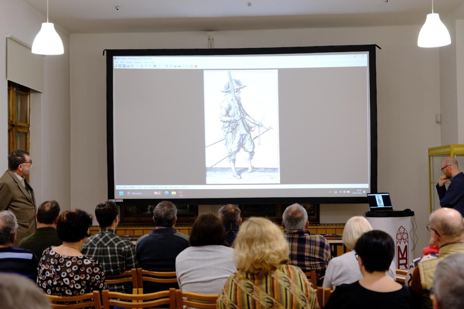 Zdjęcie w galerii na portalu naszraciborz.pl: Muzeum w Raciborzu pokazało kolekcję swojej broni wiadomości z regionu