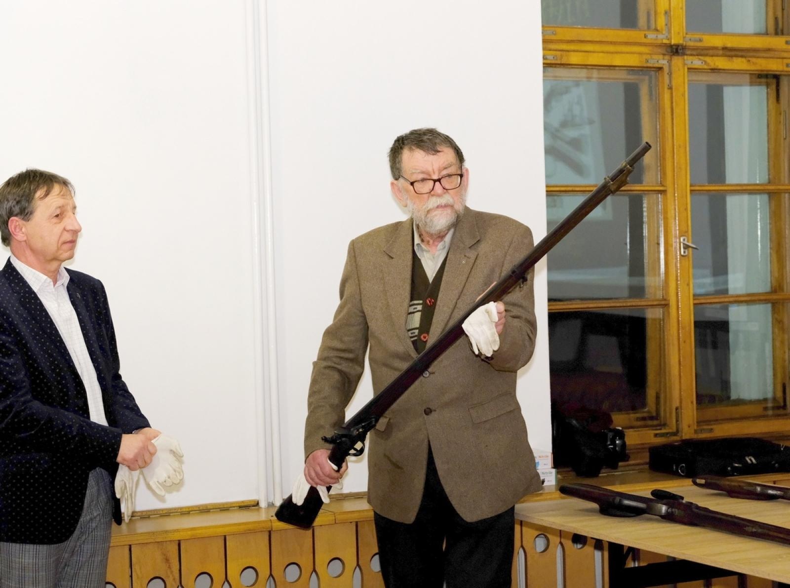 Zdjęcie w galerii na portalu naszraciborz.pl: Muzeum w Raciborzu pokazało kolekcję swojej broni wiadomości z regionu