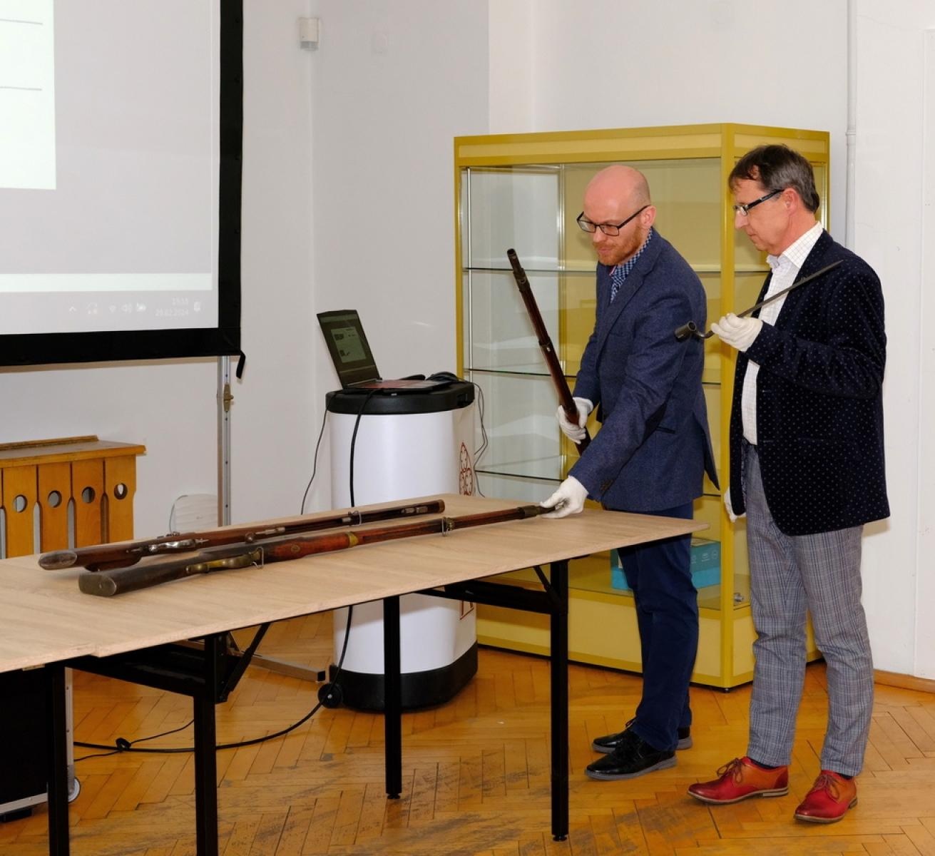 Zdjęcie w galerii na portalu naszraciborz.pl: Muzeum w Raciborzu pokazało kolekcję swojej broni wiadomości z regionu