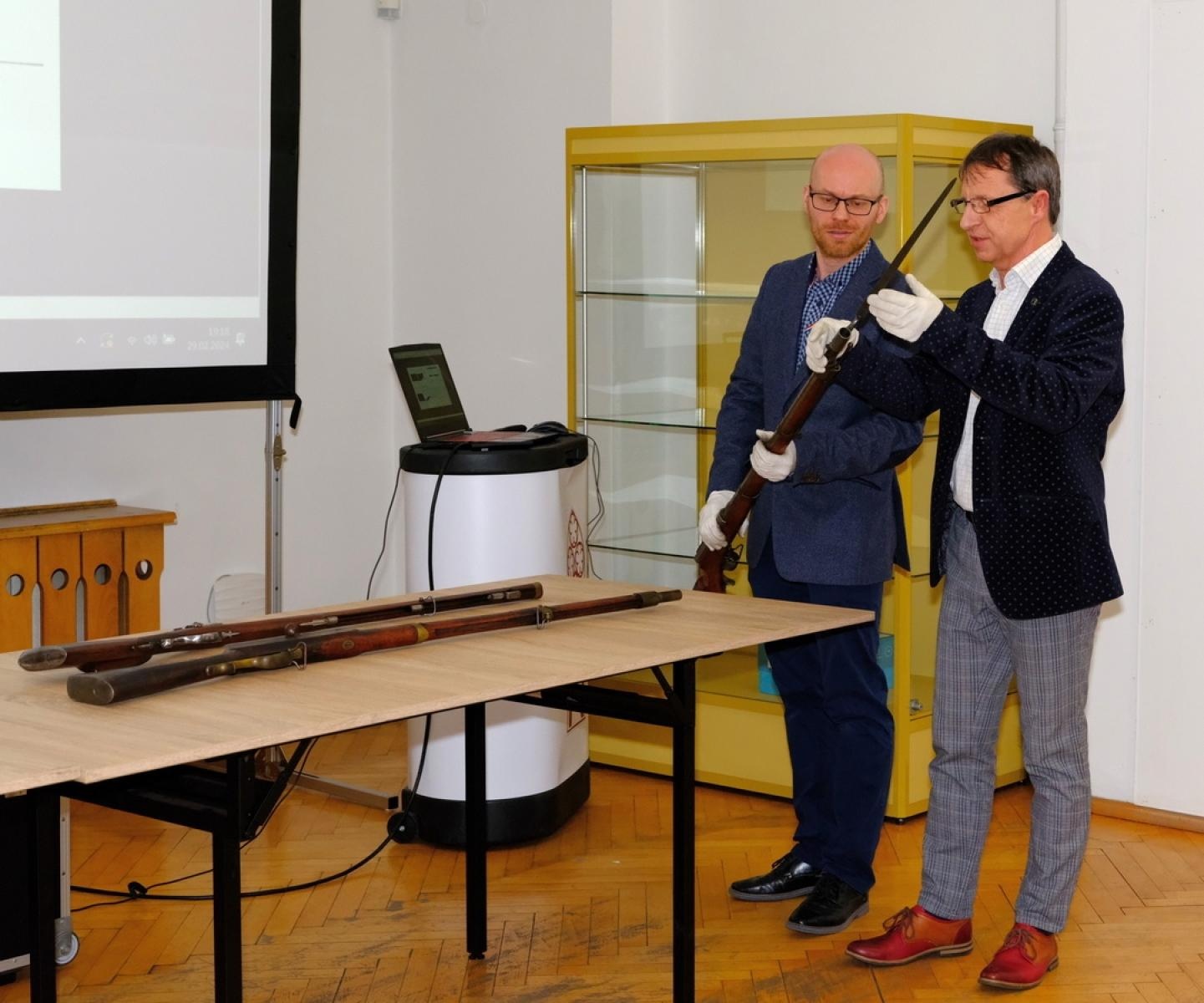 Zdjęcie w galerii na portalu naszraciborz.pl: Muzeum w Raciborzu pokazało kolekcję swojej broni wiadomości z regionu