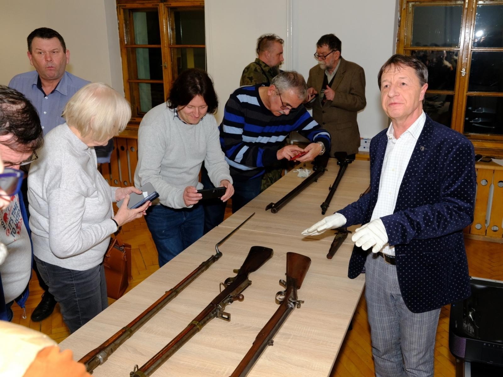 Zdjęcie w galerii na portalu naszraciborz.pl: Muzeum w Raciborzu pokazało kolekcję swojej broni wiadomości z regionu