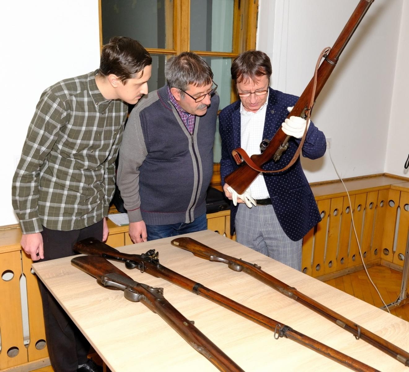 Zdjęcie w galerii na portalu naszraciborz.pl: Muzeum w Raciborzu pokazało kolekcję swojej broni wiadomości z regionu