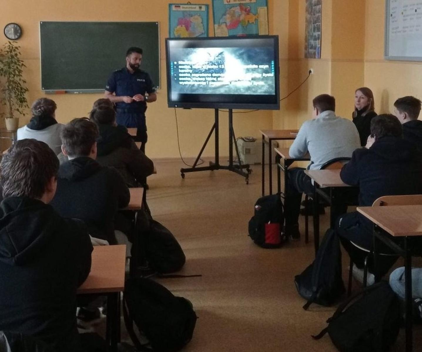 Zdjęcie w galerii na portalu naszraciborz.pl: Policyjny profilaktyk na spotkaniu z młodzieżą wiadomości z regionu
