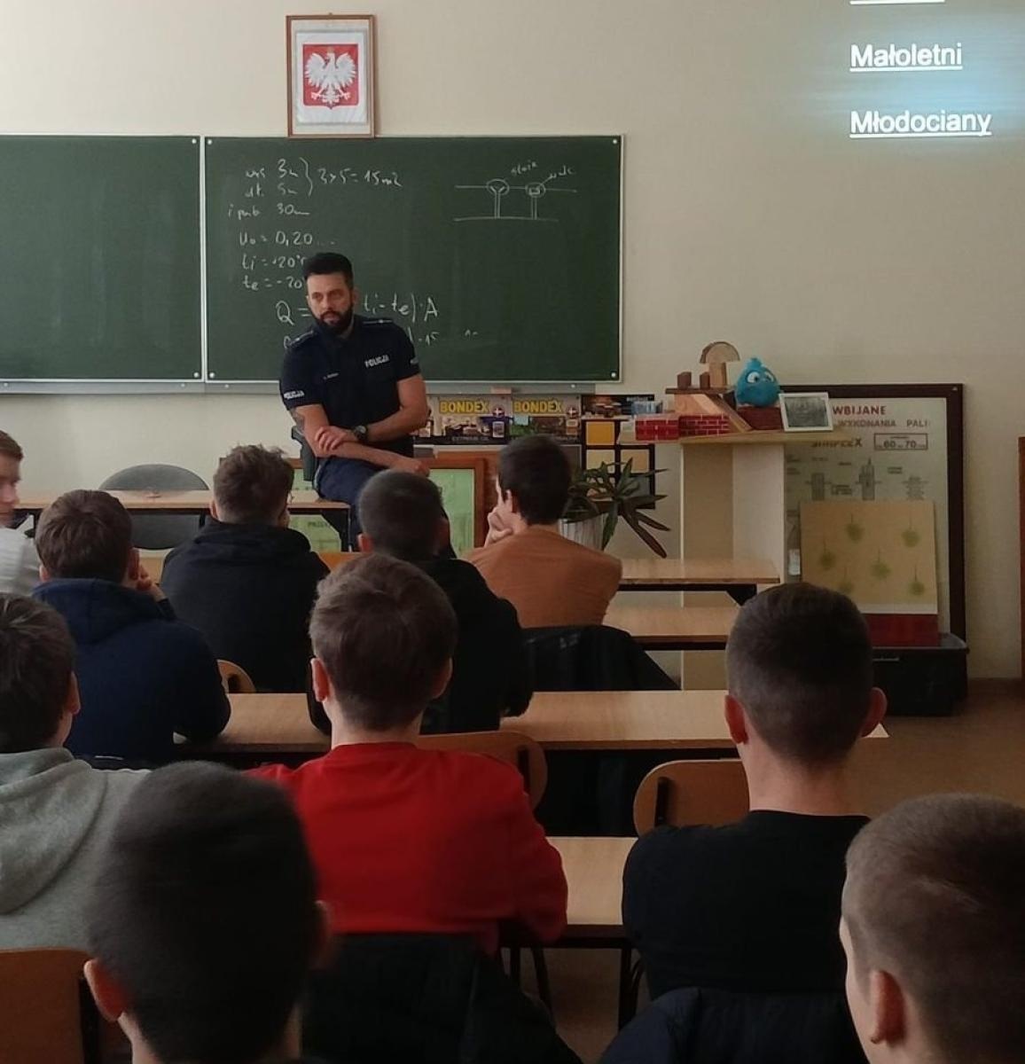 Zdjęcie w galerii na portalu naszraciborz.pl: Policyjny profilaktyk na spotkaniu z młodzieżą wiadomości z regionu