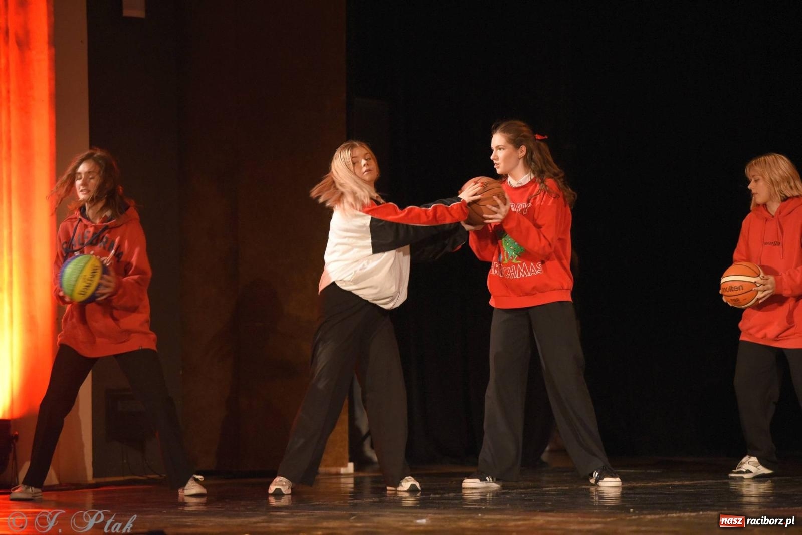 Zdjęcie w galerii na portalu naszraciborz.pl: SKAZA w Disney'owskiej odsłonie- widowisko taneczne wiadomości z regionu