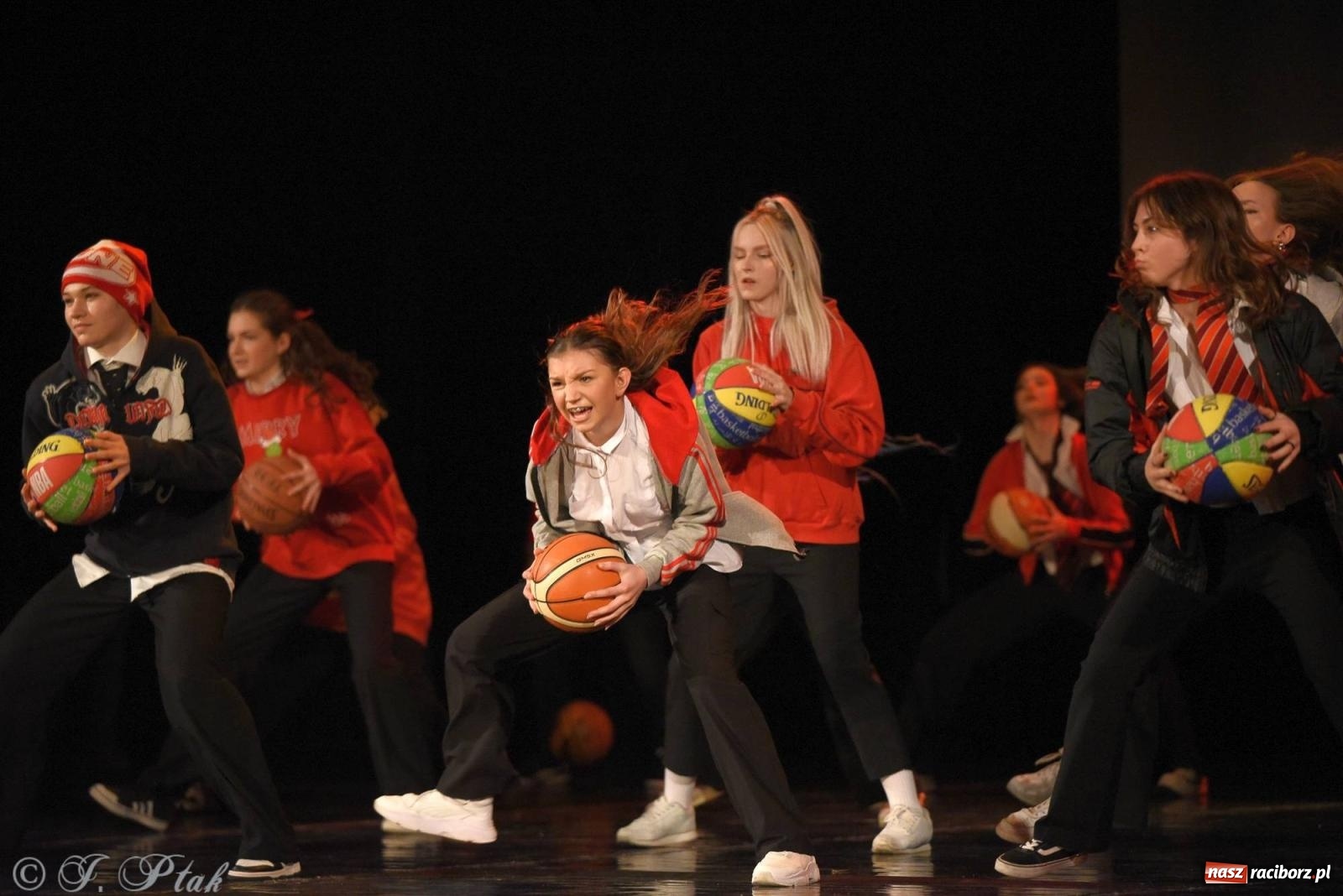 Zdjęcie w galerii na portalu naszraciborz.pl: SKAZA w Disney'owskiej odsłonie- widowisko taneczne wiadomości z regionu