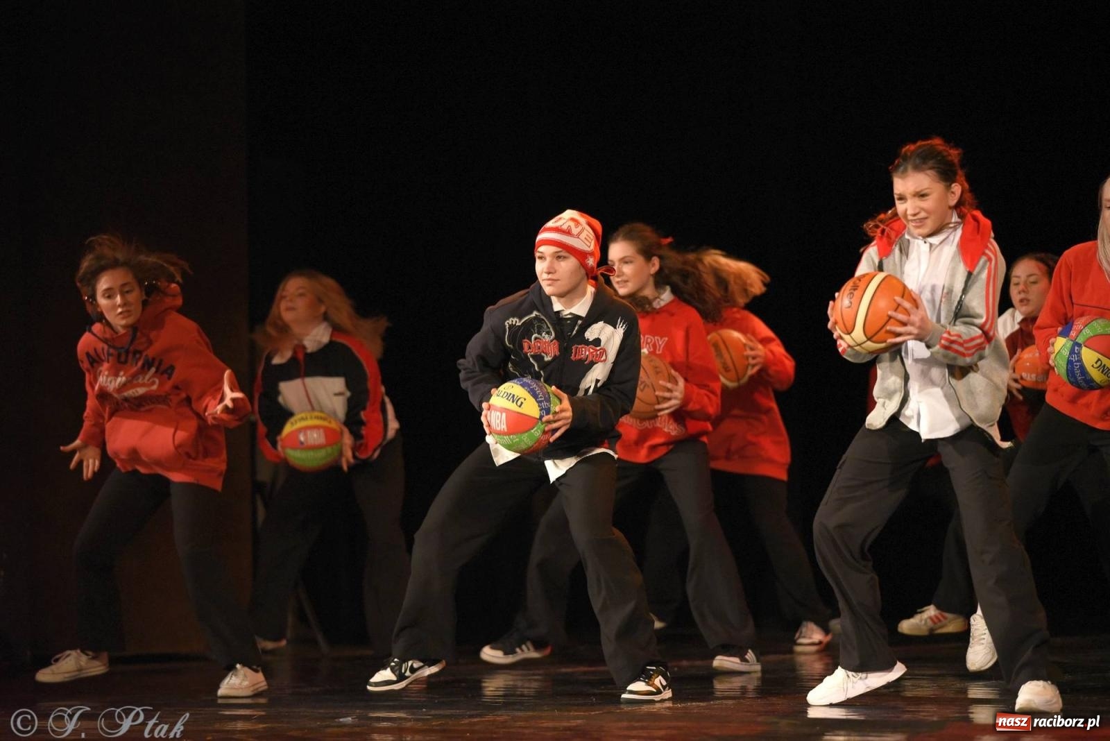 Zdjęcie w galerii na portalu naszraciborz.pl: SKAZA w Disney'owskiej odsłonie- widowisko taneczne wiadomości z regionu