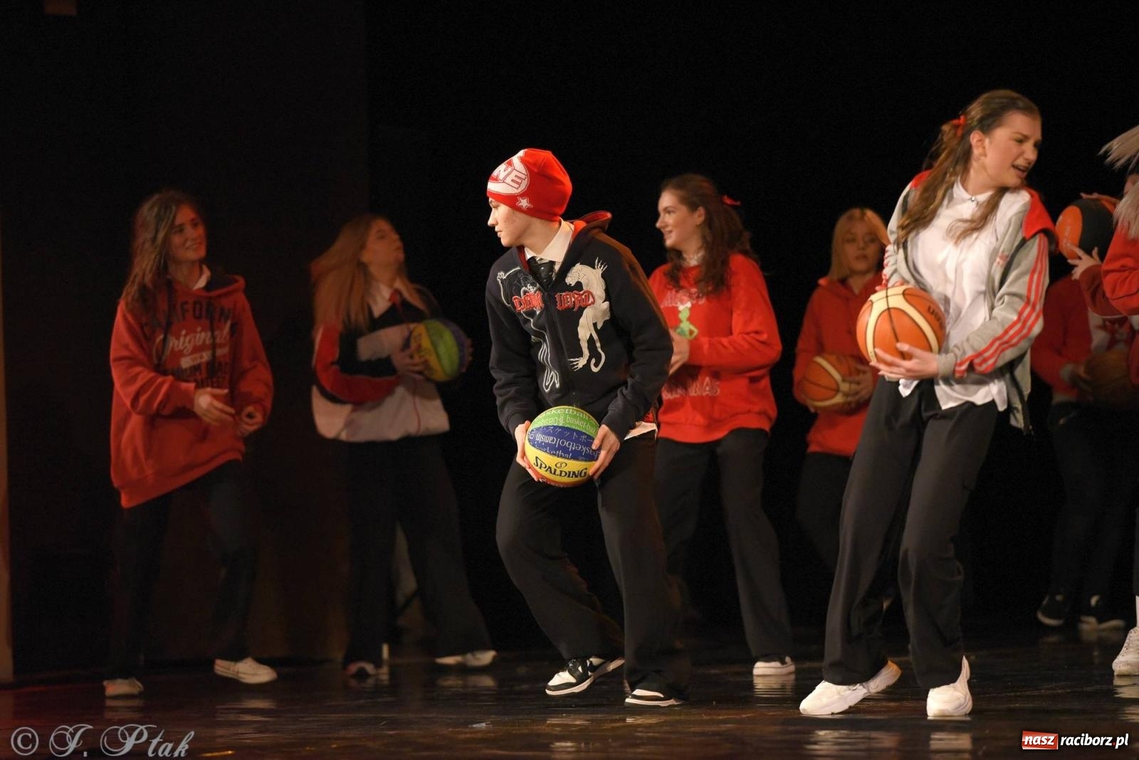 Zdjęcie w galerii na portalu naszraciborz.pl: SKAZA w Disney'owskiej odsłonie- widowisko taneczne wiadomości z regionu