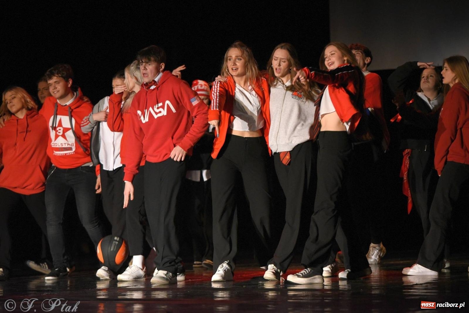 Zdjęcie w galerii na portalu naszraciborz.pl: SKAZA w Disney'owskiej odsłonie- widowisko taneczne wiadomości z regionu