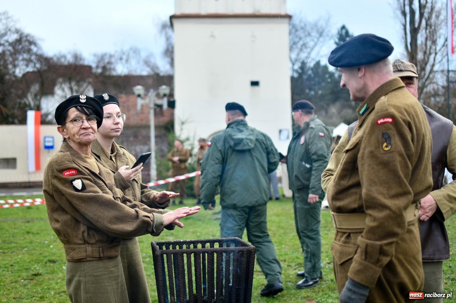 Zdjęcie w galerii na portalu naszraciborz.pl: Racibórz wspominał żołnierzy niezłomnych. Inscenizacja potyczki na pl. Długosza wiadomości z regionu