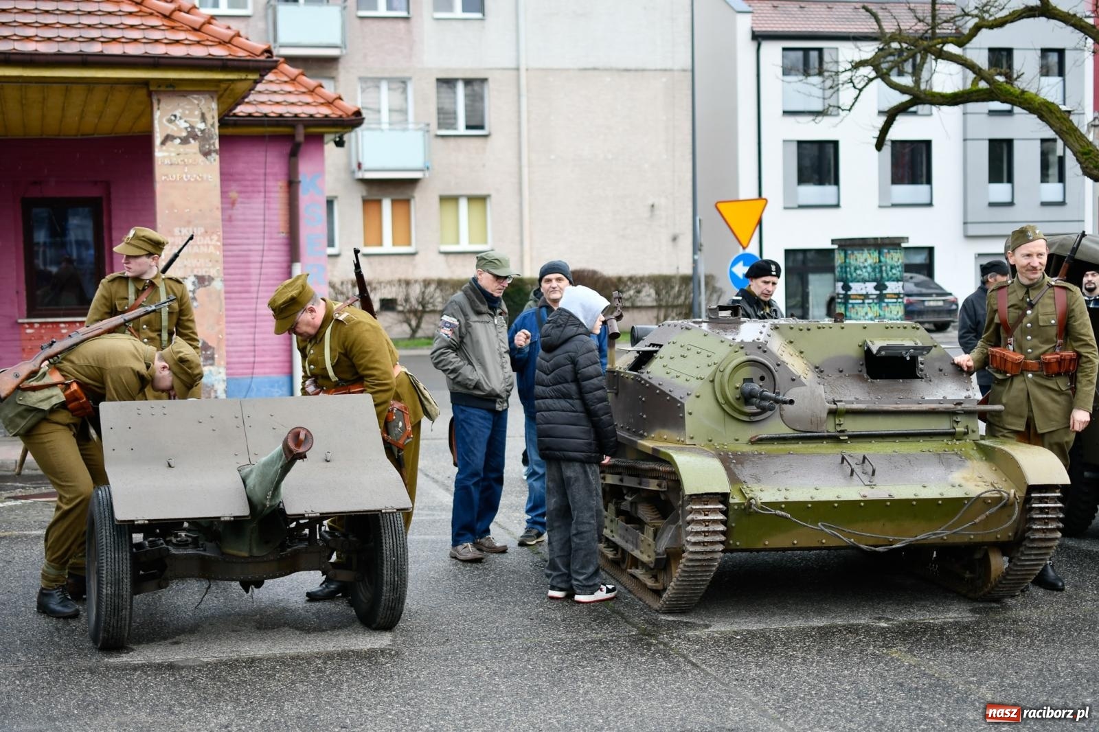 Zdjęcie w galerii na portalu naszraciborz.pl: Racibórz wspominał żołnierzy niezłomnych. Inscenizacja potyczki na pl. Długosza wiadomości z regionu