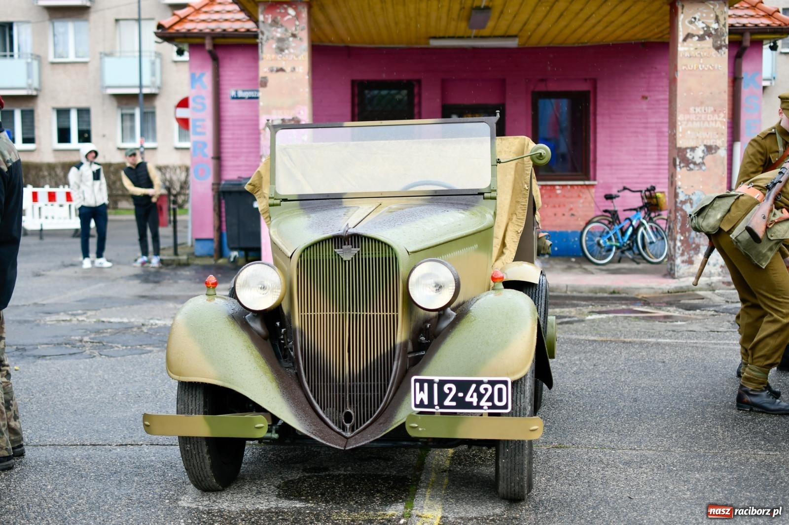 Zdjęcie w galerii na portalu naszraciborz.pl: Racibórz wspominał żołnierzy niezłomnych. Inscenizacja potyczki na pl. Długosza wiadomości z regionu
