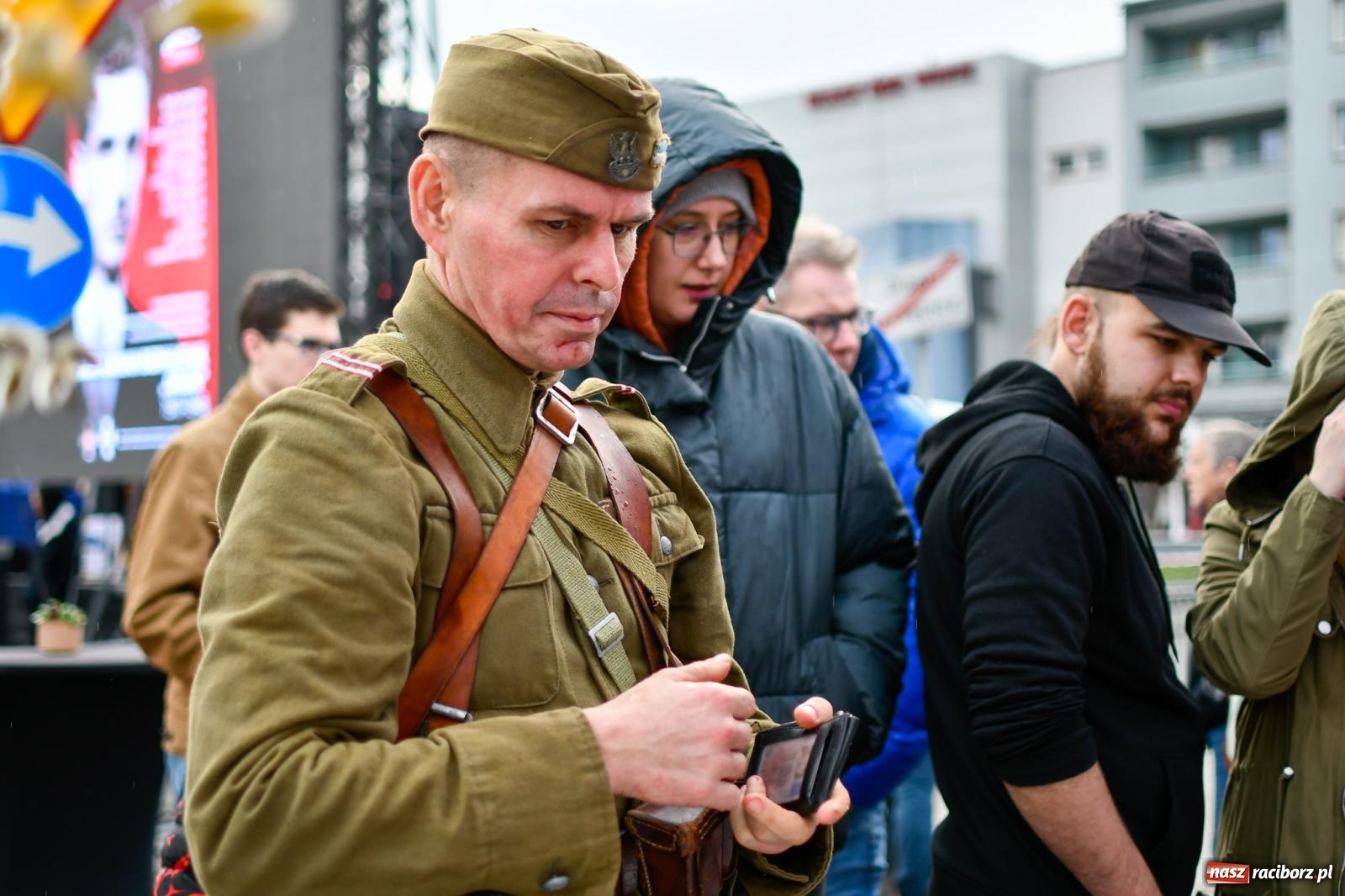 Zdjęcie w galerii na portalu naszraciborz.pl: Racibórz wspominał żołnierzy niezłomnych. Inscenizacja potyczki na pl. Długosza wiadomości z regionu