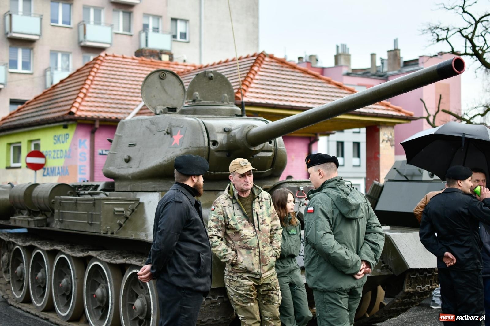 Zdjęcie w galerii na portalu naszraciborz.pl: Racibórz wspominał żołnierzy niezłomnych. Inscenizacja potyczki na pl. Długosza wiadomości z regionu