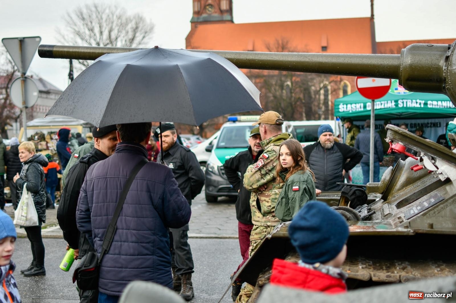 Zdjęcie w galerii na portalu naszraciborz.pl: Racibórz wspominał żołnierzy niezłomnych. Inscenizacja potyczki na pl. Długosza wiadomości z regionu