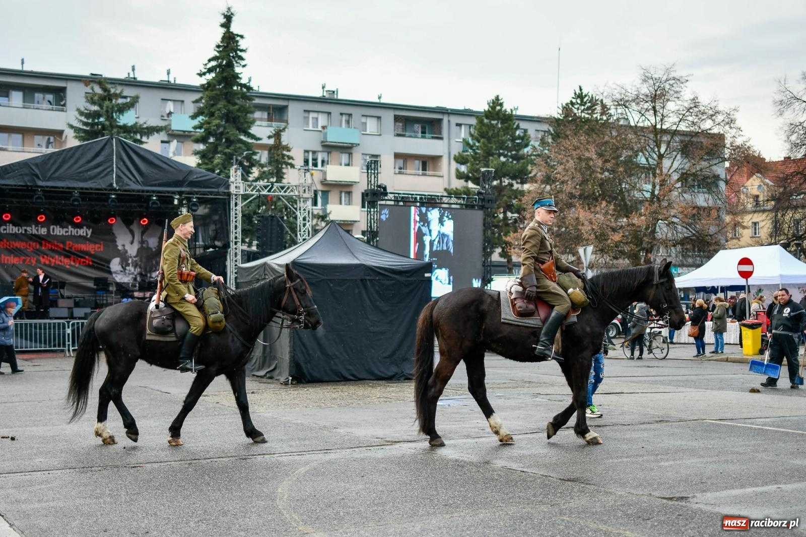 Zdjęcie w galerii na portalu naszraciborz.pl: Racibórz wspominał żołnierzy niezłomnych. Inscenizacja potyczki na pl. Długosza wiadomości z regionu