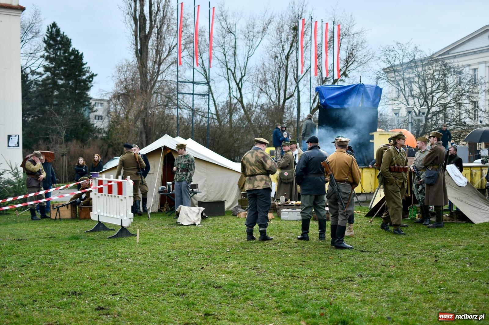 Zdjęcie w galerii na portalu naszraciborz.pl: Racibórz wspominał żołnierzy niezłomnych. Inscenizacja potyczki na pl. Długosza wiadomości z regionu