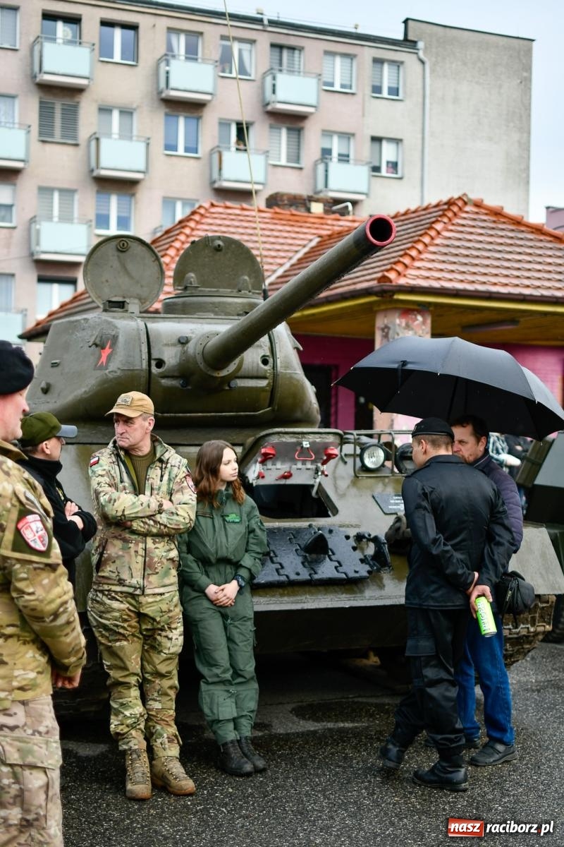 Zdjęcie w galerii na portalu naszraciborz.pl: Racibórz wspominał żołnierzy niezłomnych. Inscenizacja potyczki na pl. Długosza wiadomości z regionu