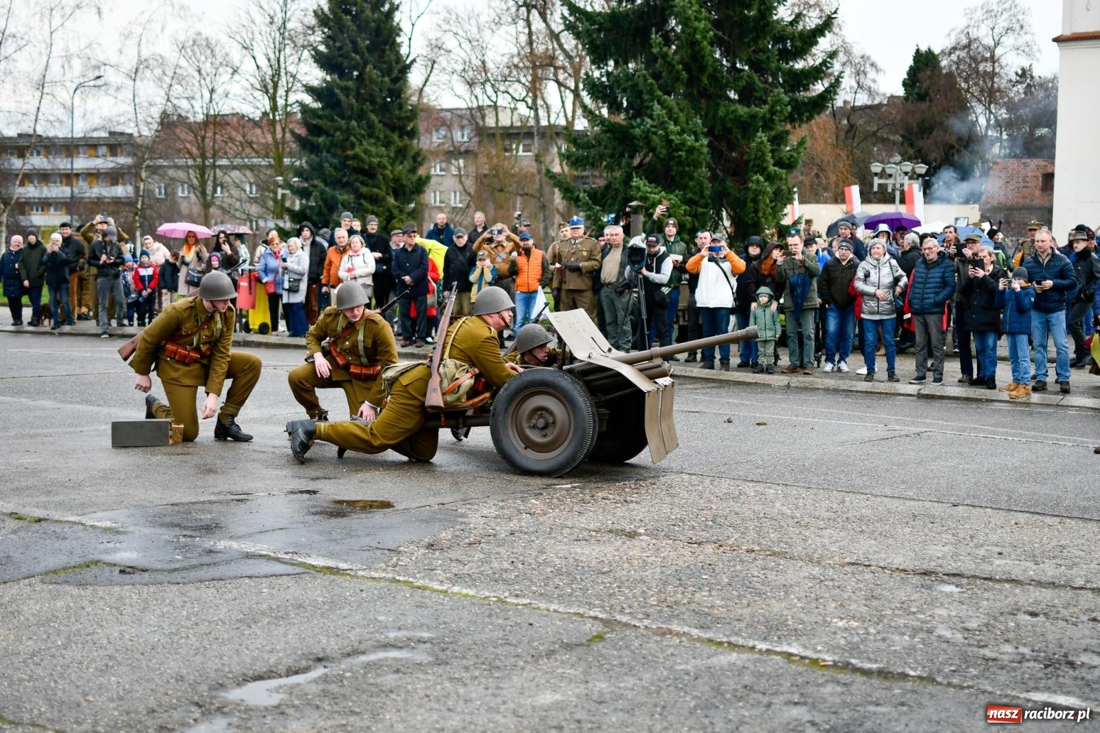 Zdjęcie w galerii na portalu naszraciborz.pl: Racibórz wspominał żołnierzy niezłomnych. Inscenizacja potyczki na pl. Długosza wiadomości z regionu
