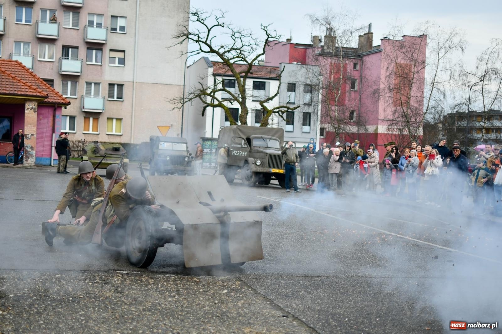 Zdjęcie w galerii na portalu naszraciborz.pl: Racibórz wspominał żołnierzy niezłomnych. Inscenizacja potyczki na pl. Długosza wiadomości z regionu