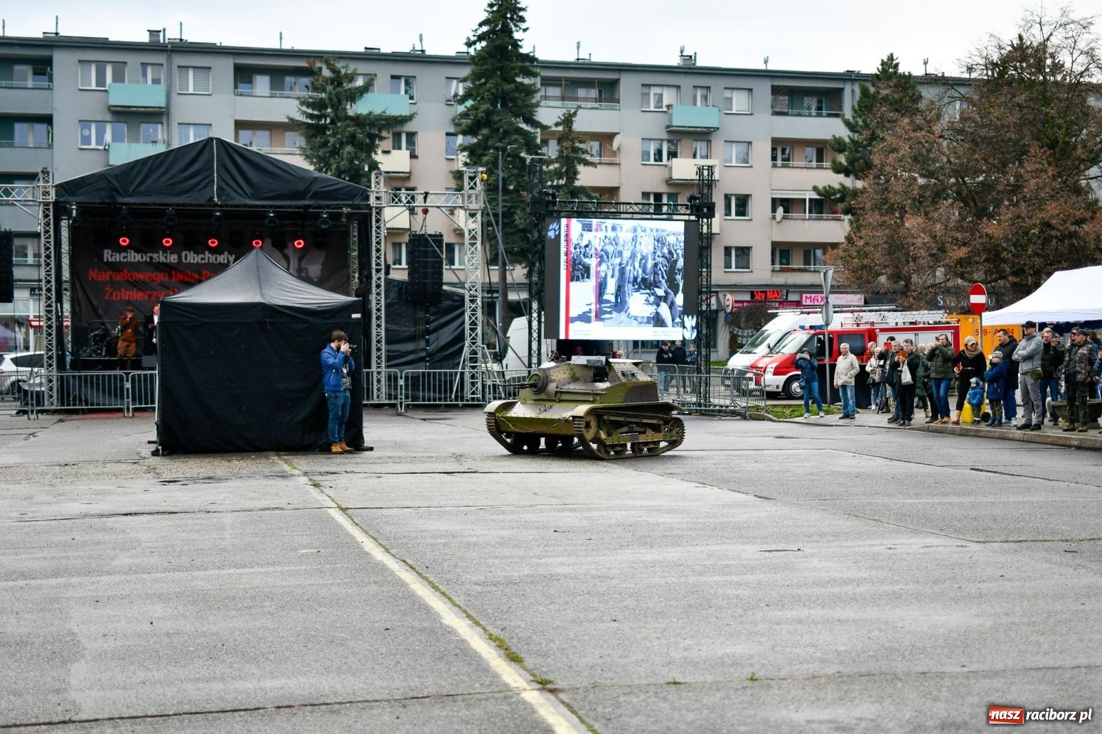 Zdjęcie w galerii na portalu naszraciborz.pl: Racibórz wspominał żołnierzy niezłomnych. Inscenizacja potyczki na pl. Długosza wiadomości z regionu