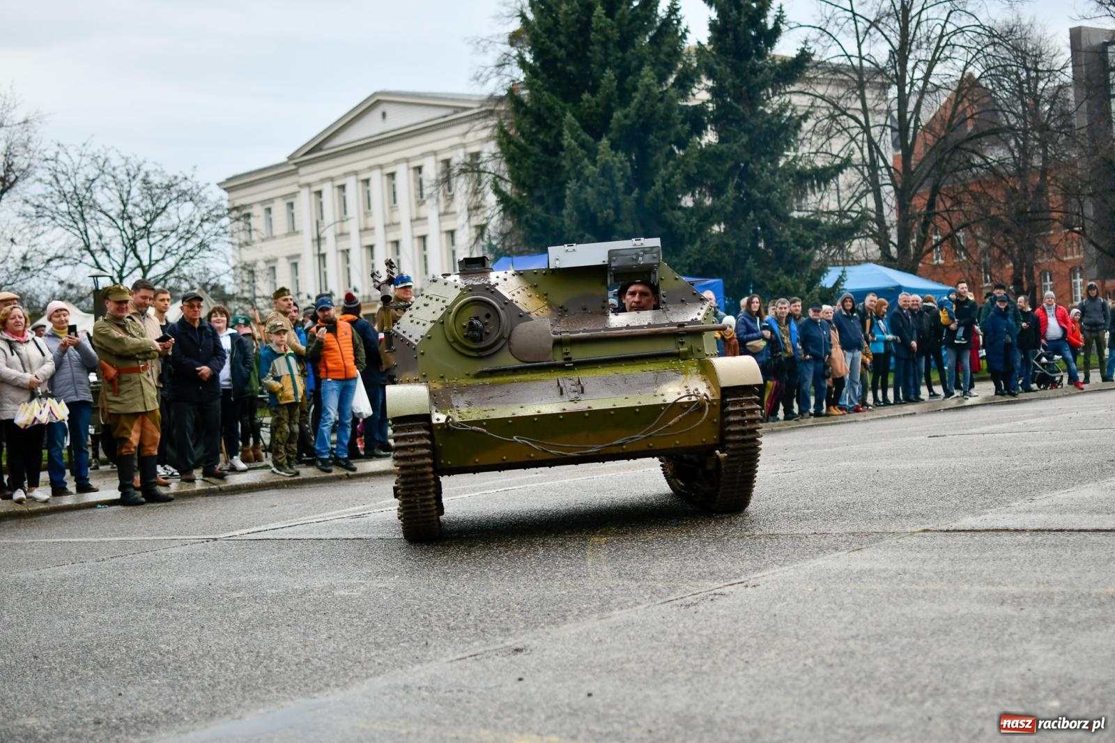 Zdjęcie w galerii na portalu naszraciborz.pl: Racibórz wspominał żołnierzy niezłomnych. Inscenizacja potyczki na pl. Długosza wiadomości z regionu