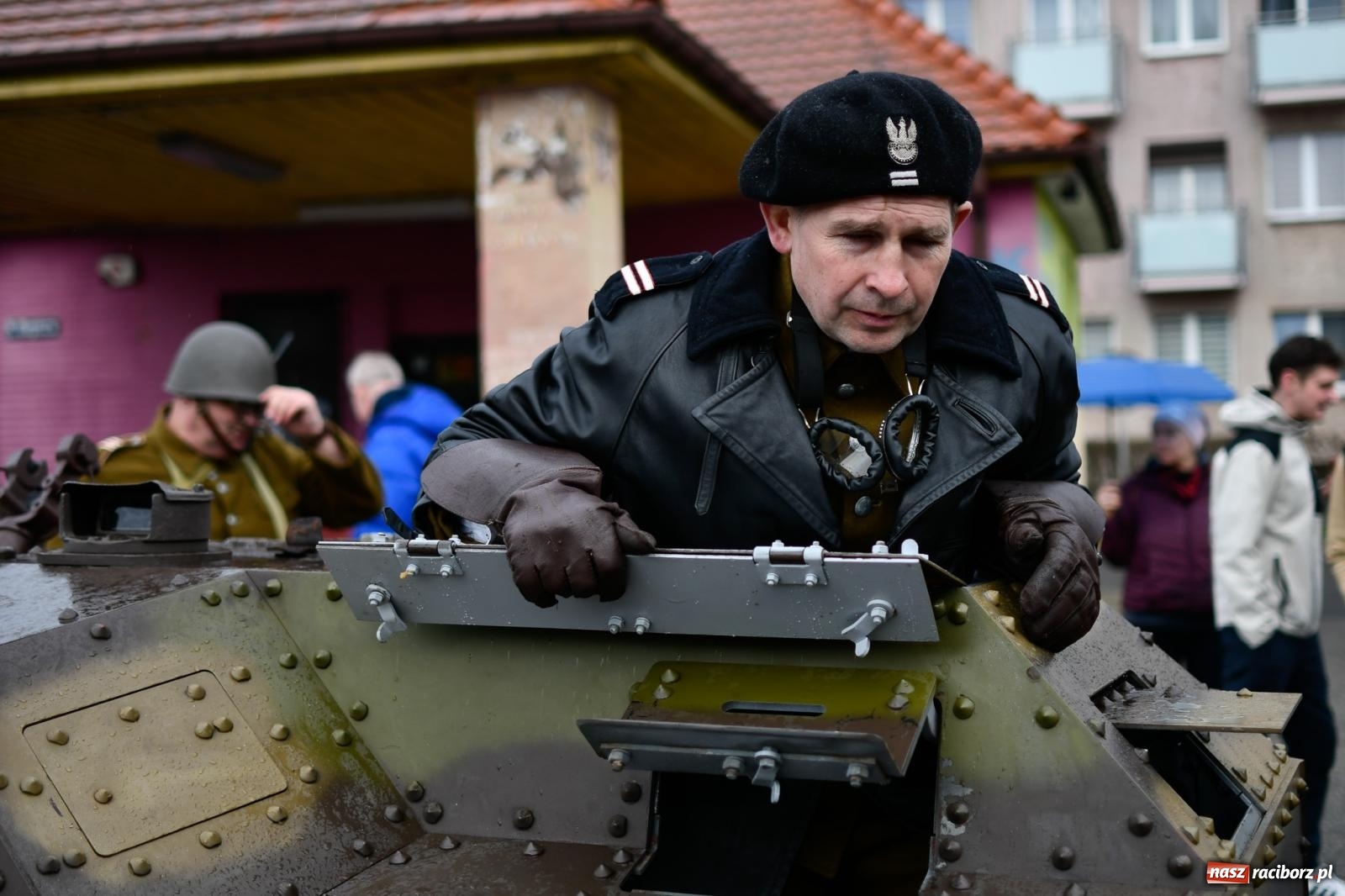 Zdjęcie w galerii na portalu naszraciborz.pl: Racibórz wspominał żołnierzy niezłomnych. Inscenizacja potyczki na pl. Długosza wiadomości z regionu