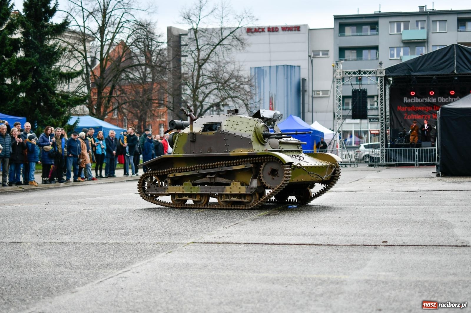 Zdjęcie w galerii na portalu naszraciborz.pl: Racibórz wspominał żołnierzy niezłomnych. Inscenizacja potyczki na pl. Długosza wiadomości z regionu