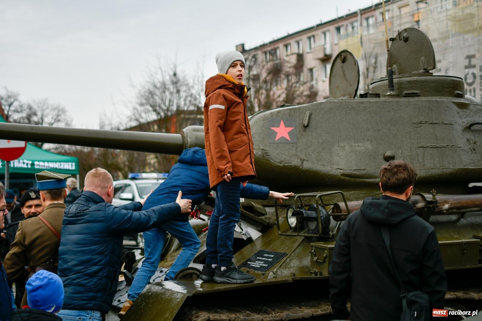 Zdjęcie w galerii na portalu naszraciborz.pl: Racibórz wspominał żołnierzy niezłomnych. Inscenizacja potyczki na pl. Długosza wiadomości z regionu